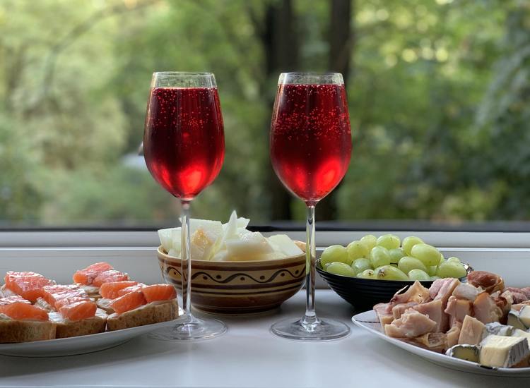 Pinot Noir Paired with Smoked Salmon Bruschetta, Cheese and Ham - Wine Recipe