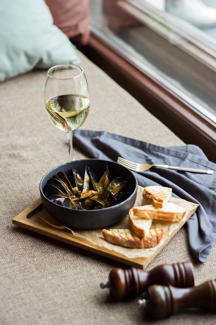 Pinot Grigio Paired with Steamed Mussels and Garlic Recipe