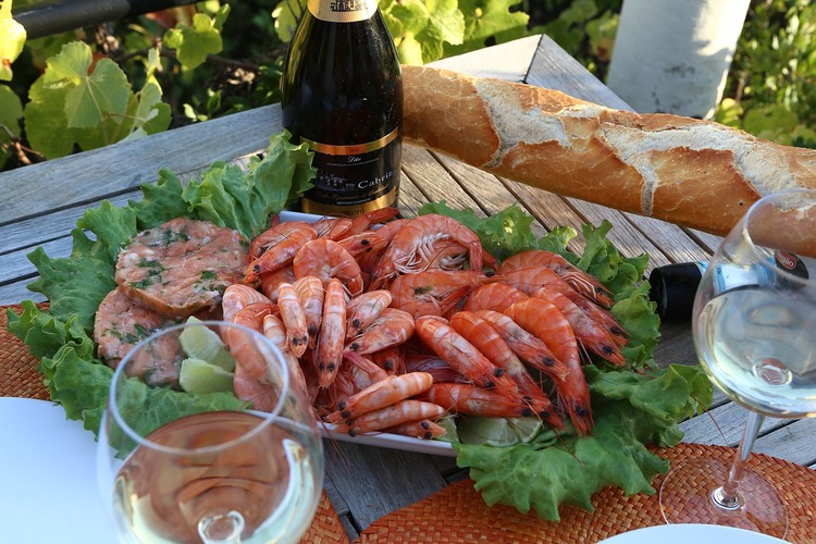Wine Recipe - Sparkling Cabriz Bruto with Prawns and a Baguette