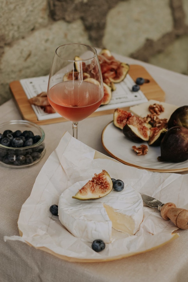 White Zinfandel with Figs, Blueberries and Brie Recipe